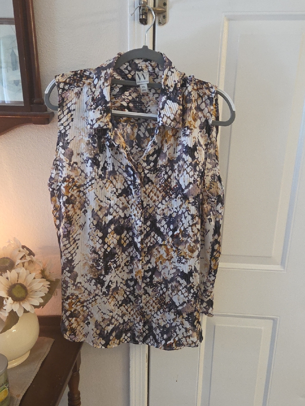 Worthington Sleeveless Collared Blouse in Cream, Brown & Black Abstract Print